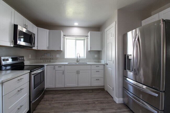 Building Photo - 310 N 12th Ave