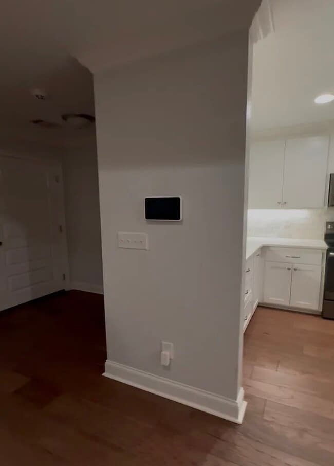 Panel de seguridad (Vivint) y cocina - 644 Osprey Cir