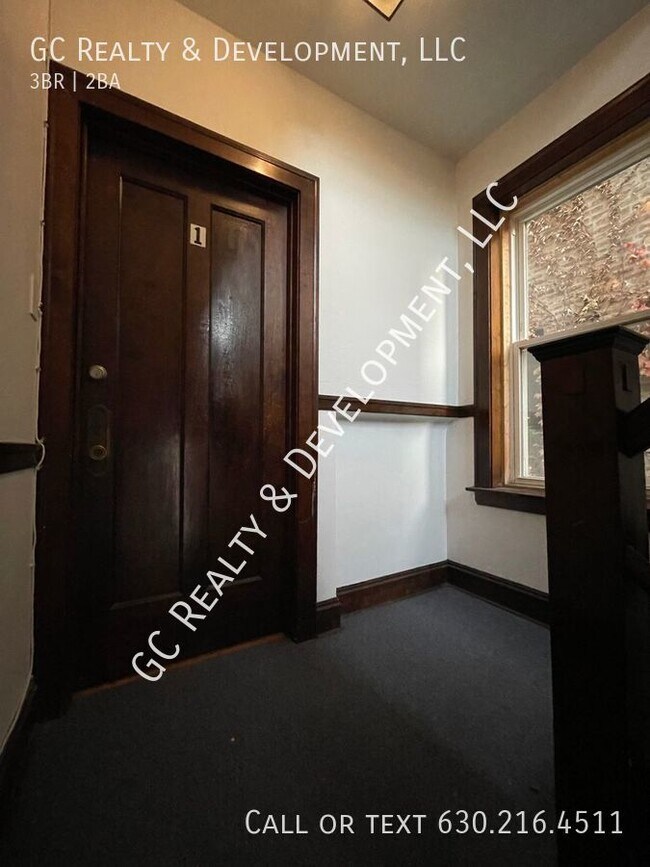 Building Photo - *** ROGERS PARK LOCATION / 3 BDRM / 2 BTH ...