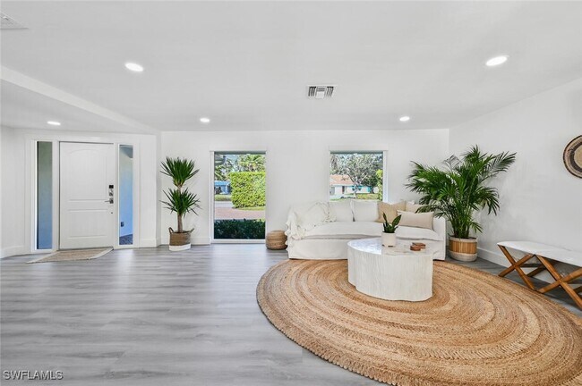 Building Photo - 646 Park Shore Dr