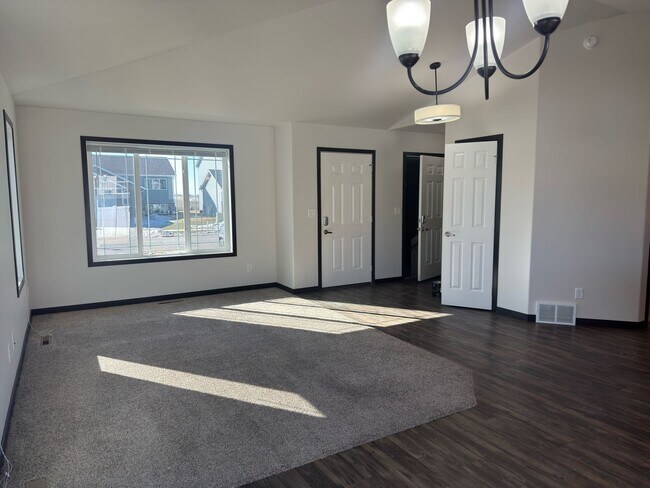 Foto del edificio - 4 Bed 3 Bath Single Family Home