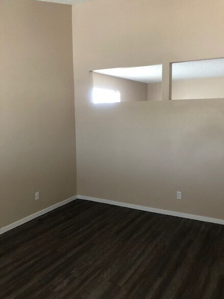 Vaulted ceiling Living room - 230 S Maryland Pky