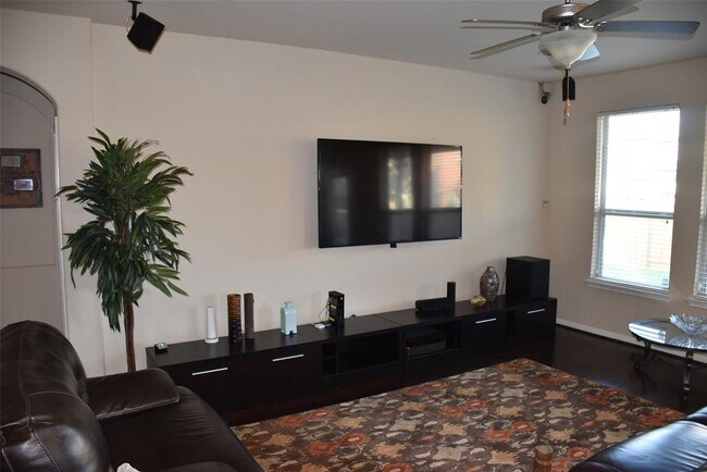 Foto del edificio - 620 Purtis Creek Ln