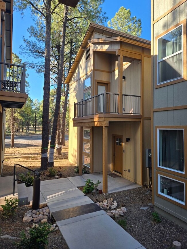 Building Photo - Beautiful, Newly-Built, Townhouse w/A/C & ...