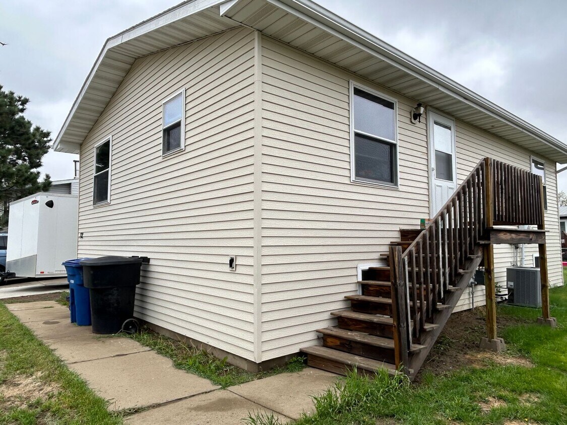 Building Photo - Lovely home in quiet neighborhood