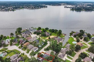 Building Photo - 12822 Lakeshore Dr