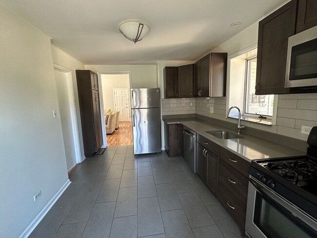 Building Photo - 918 Simpson St