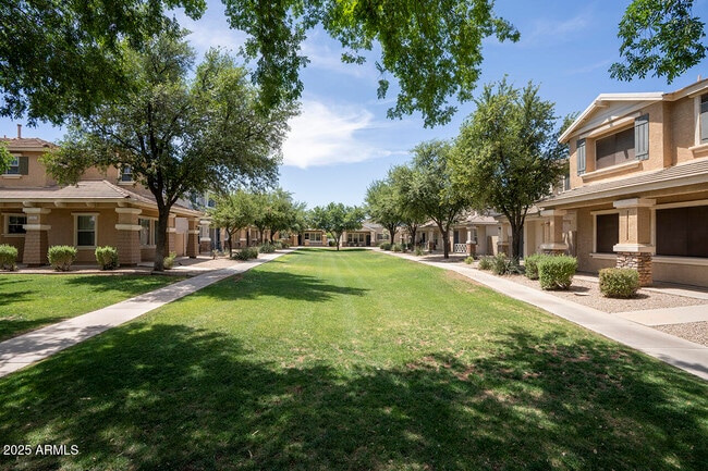 Building Photo - 1552 S Roadrunner Dr
