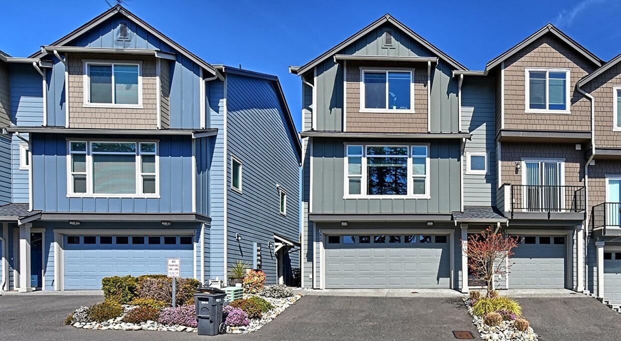 Foto principal - 4 Bdrm End Unit - Move In Special!