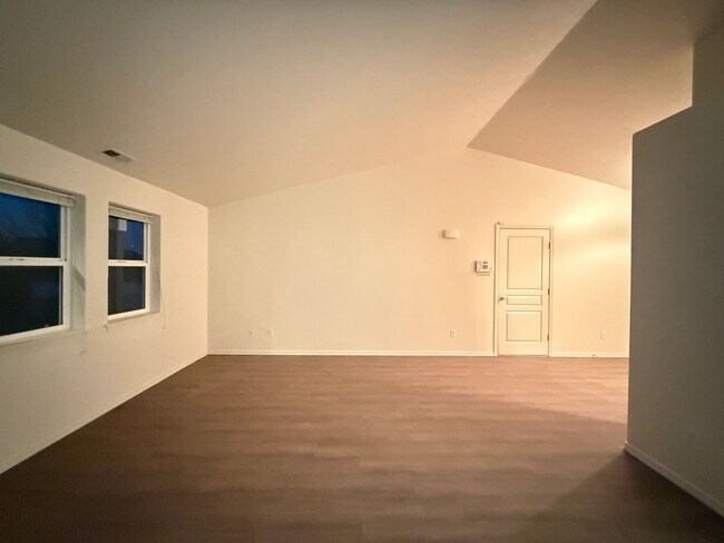 Foto del edificio - 2 bed 2 bath house. New flooring and fresh paint!!