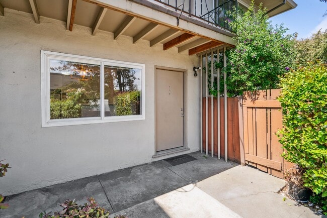 Building Photo - 900 Toyon Dr