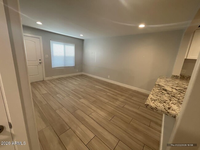 Building Photo - 4843 E Cambridge Ave