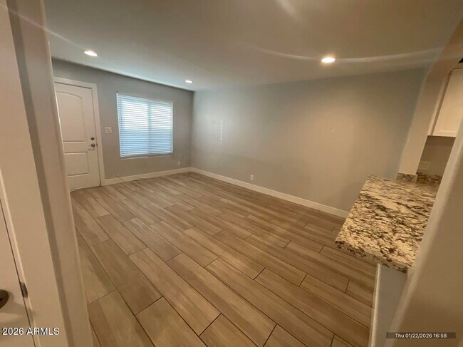 Foto del edificio - 4843 E Cambridge Ave