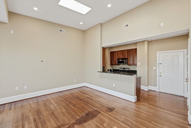 Foto del edificio - Columbia Heights Penthouse Condo | 1 Bed | 1 Bath | 600 Sf