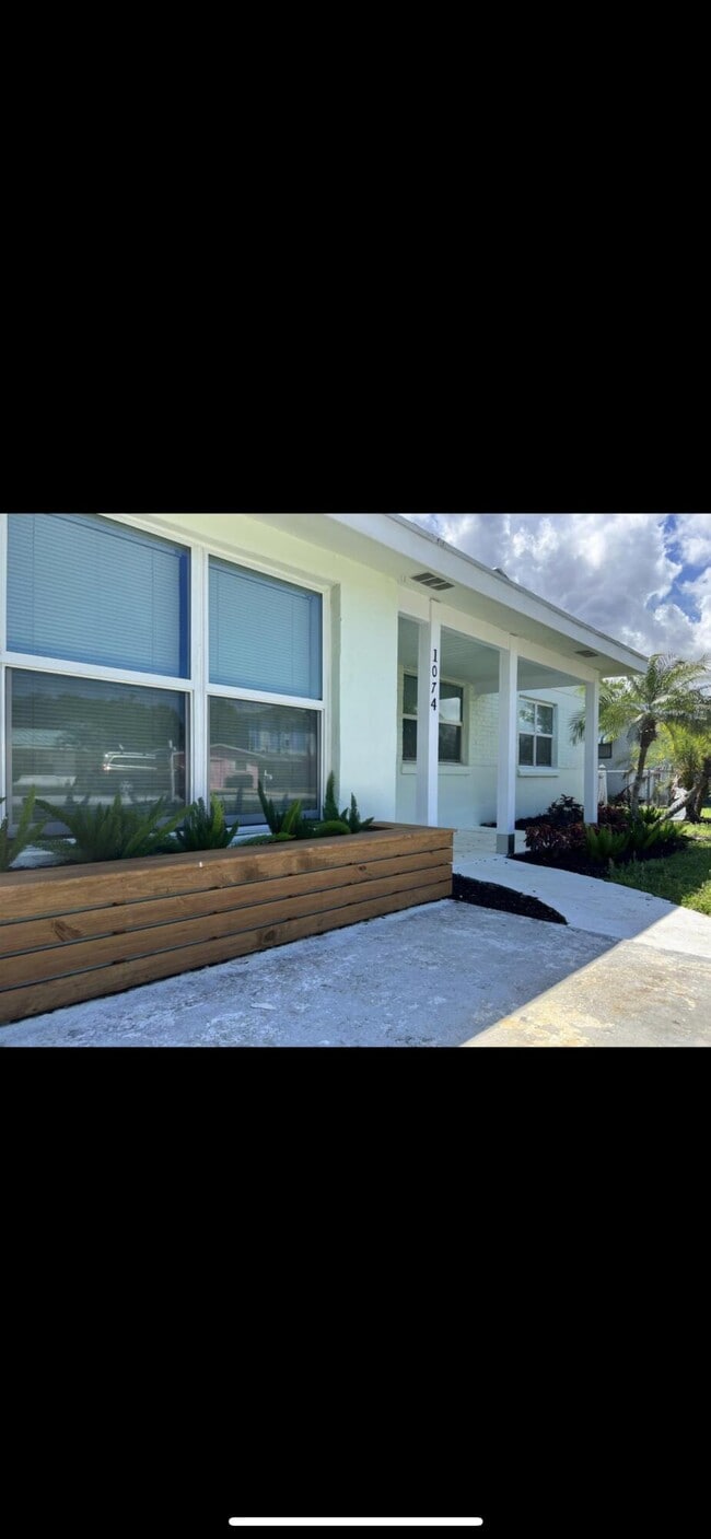 Building Photo - 1074 NW 16th Pl