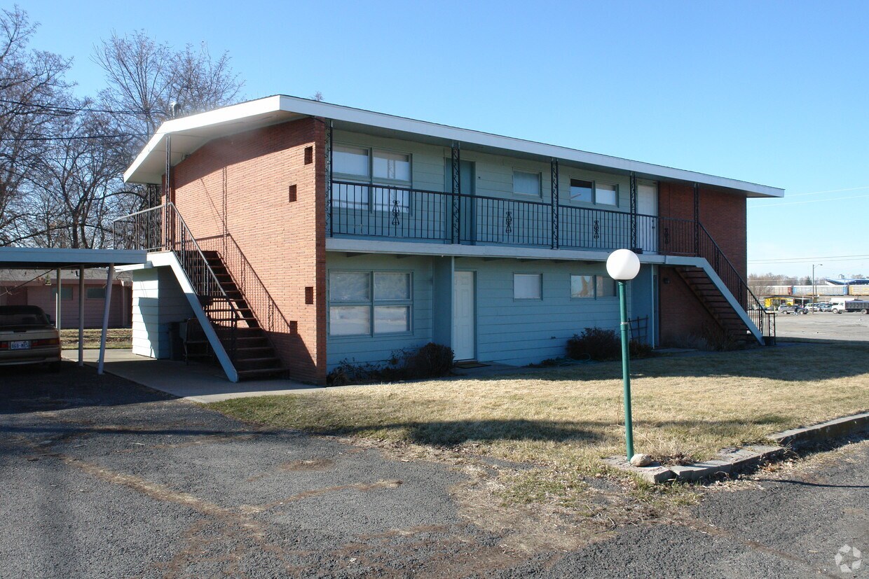 Primary Photo - Oasis Apartments