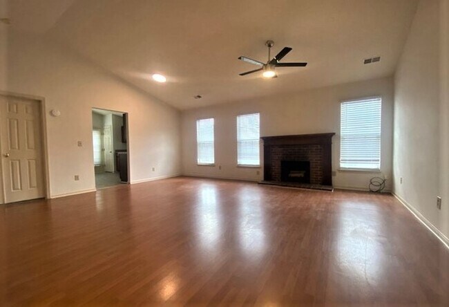 Foto del edificio - Ranch 3 bed, 2 bath Ranch with fenced yard, 2 car garage SW Charlotte