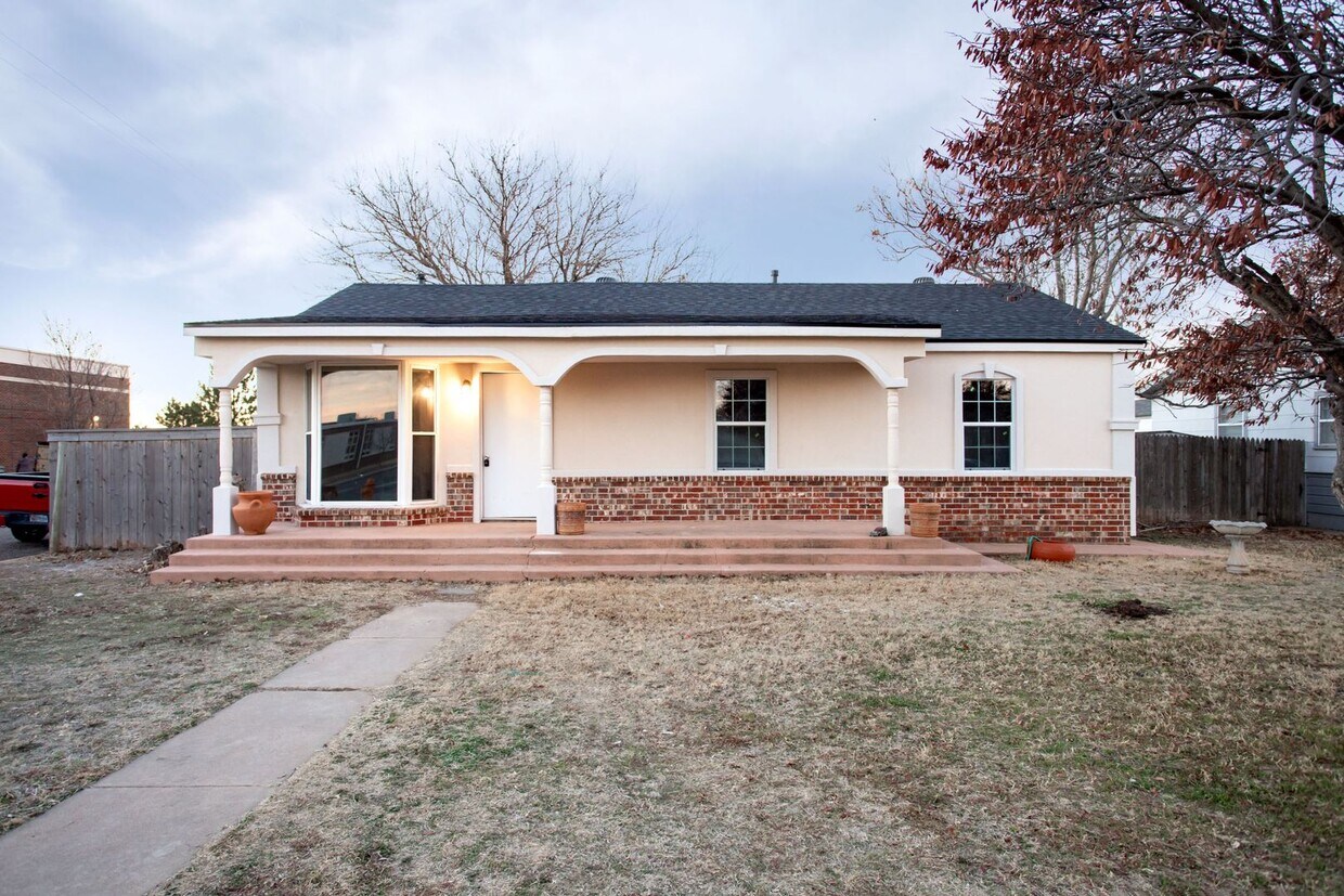 Primary Photo - Fully updated Sunrise Home