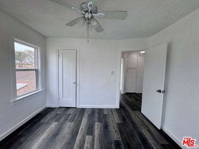 Building Photo - 858 W 88th St