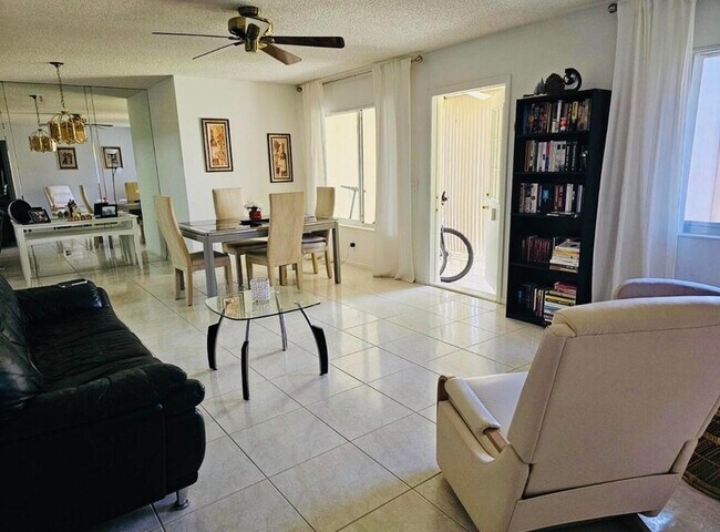 Foto del edificio - 443 Pine Glen Ln