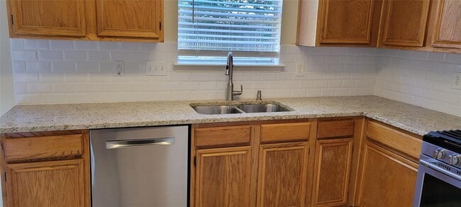Foto del edificio - 28710 Binefield St