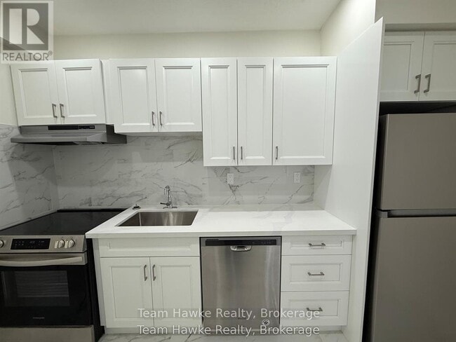 Building Photo - 521 Bay St