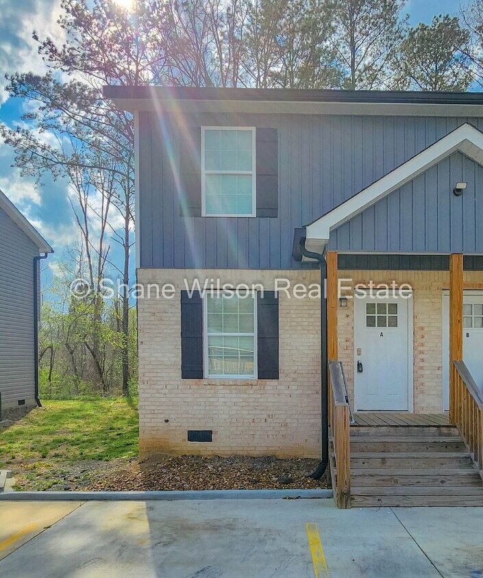 Foto principal - "Cozy 2-Bedroom Duplex Retreat with 1000 S...