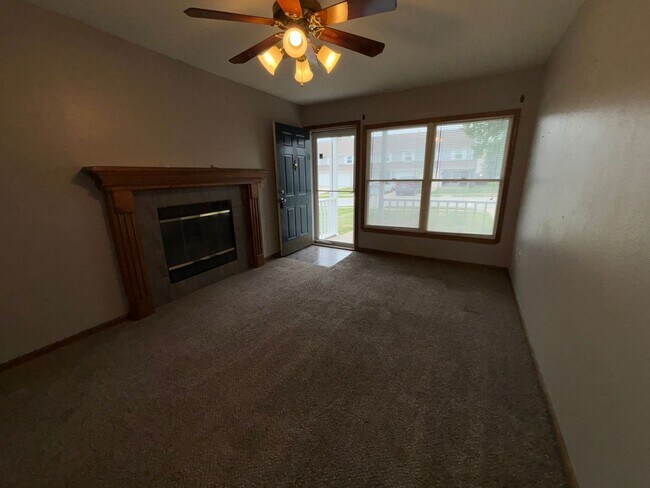 Building Photo - 3 bedroom, 2.5 bath townhome in Lee's Summit!