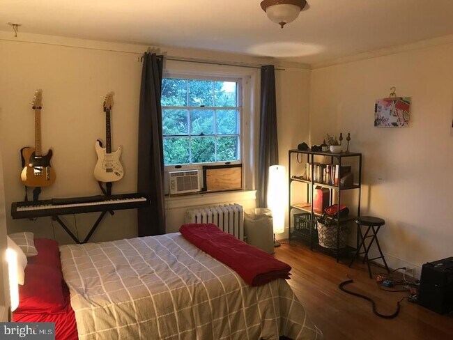 Foto del edificio - 2622 Woodley Pl NW