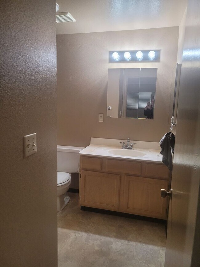 Building Photo - FOR RENT On the Green Condo (golf course)