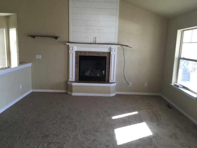 Sala de estar / Chimenea de gas - 1230 Knoll Ridge Rd