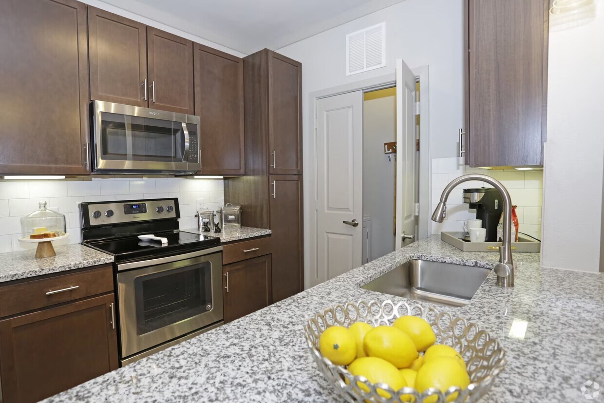 Foto principal - Prime Location Near Dining & Shopping!