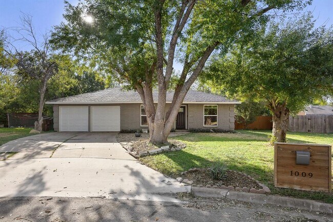 Building Photo - 1009 Rolling Green Cir