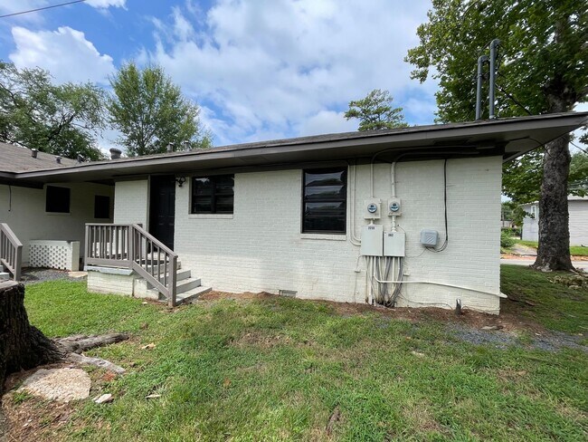 Building Photo - 2219 Gilbert Dr