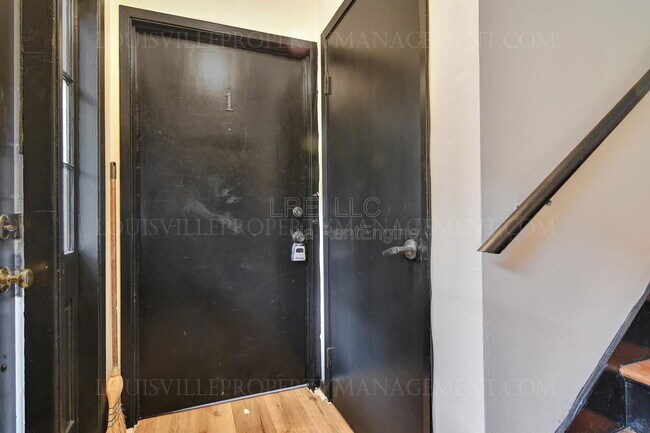 Foto del edificio - 2425 Lindsay Ave