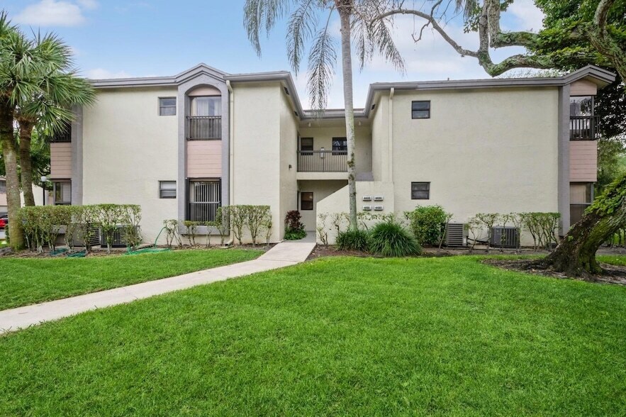 Primary Photo - 4485 Carambola Cir S