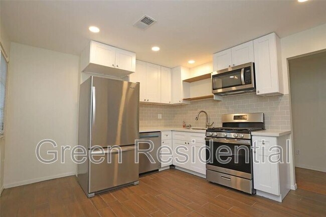 Building Photo - 701 1/2 Highland St