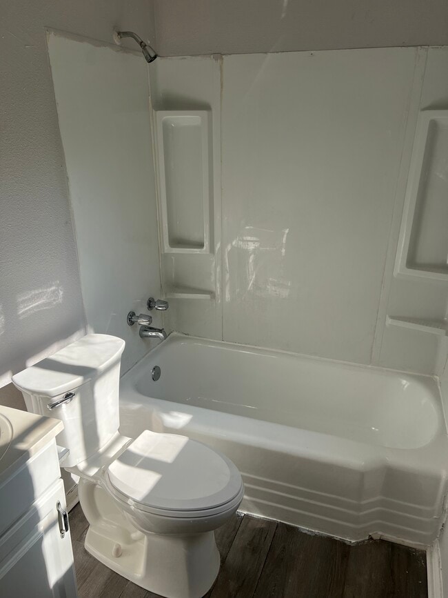 Foto del edificio - 2129 Ford St