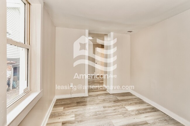 Foto del edificio - 3701 Powell Ave
