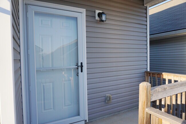 Building Photo - 2221 Silverton Dr