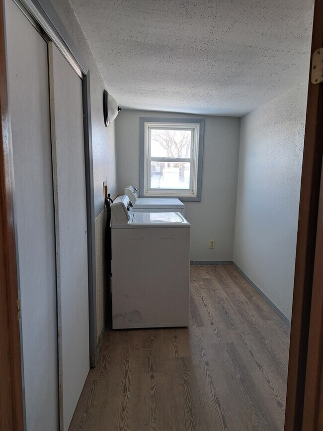 Building Photo - Single family home w/detached garage avail...