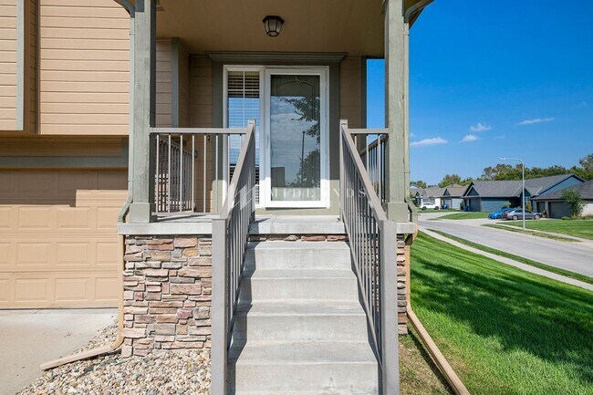Building Photo - Beautiful Townhome in Shadow View