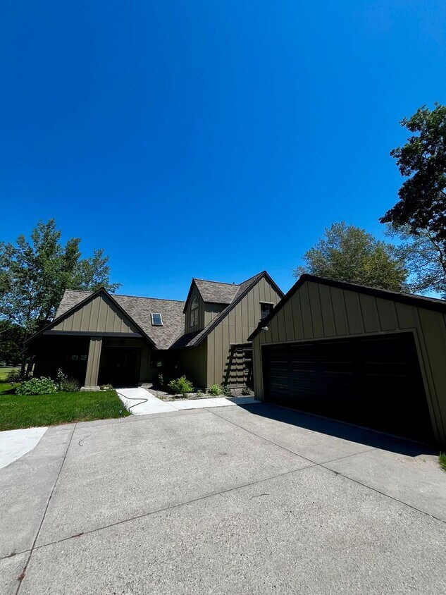 Primary Photo - Executive Rental on Riverside Country Club...