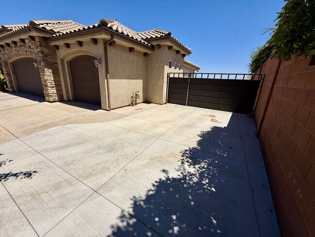Foto del edificio - Beautiful Five-Bedroom Home in Tonaquint V...
