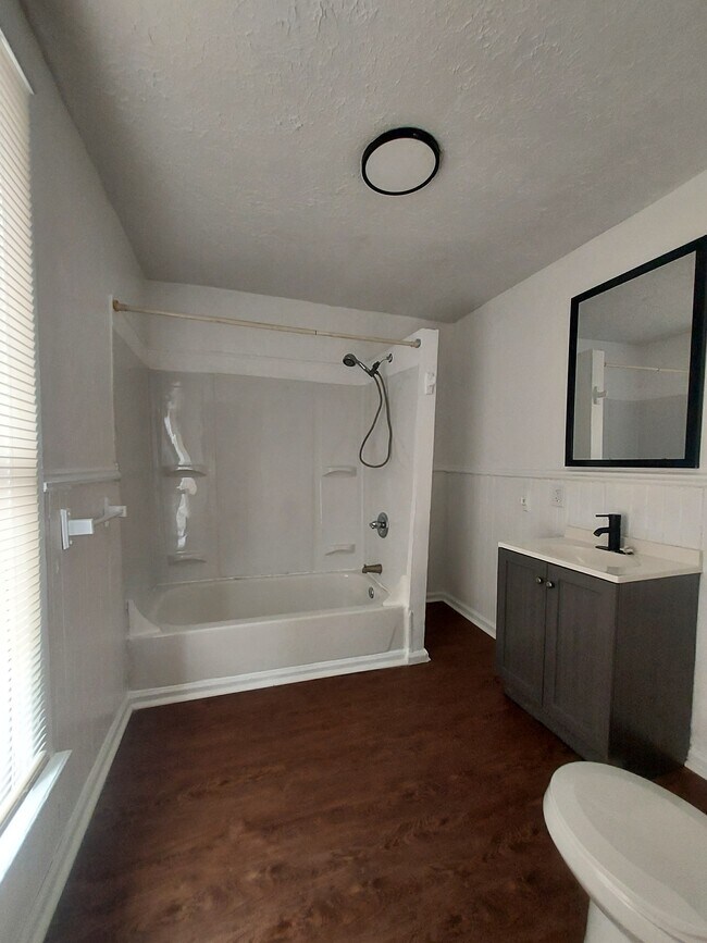 Foto del edificio - 240 W Main St