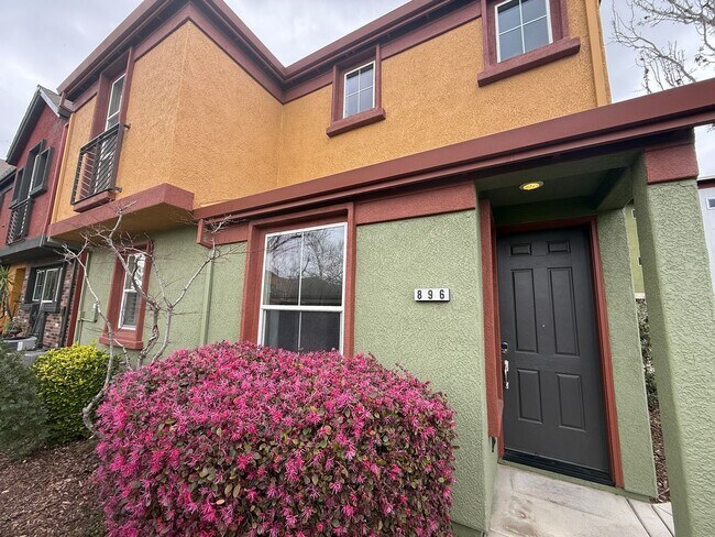 Building Photo - Modern 2 bedroom, 2.5 Bathroom single fami...