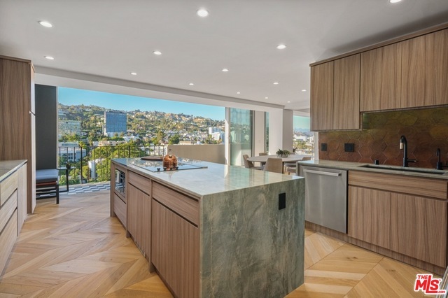 Foto del edificio - 818 N Doheny Dr