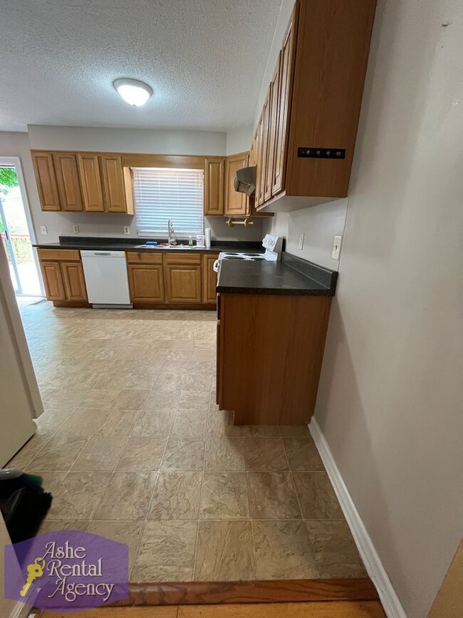 Building Photo - Charming 3bd/2ba House In West Jefferson