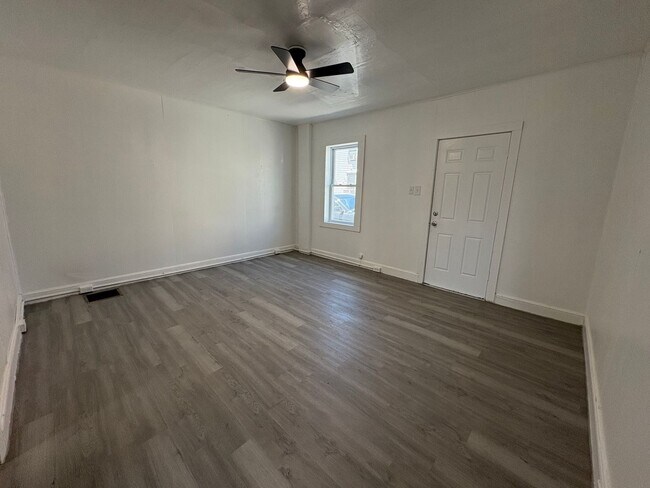 Foto del edificio - Newly Renovated Three-Bedroom, One Bathroom Row Home - Special Available – Contact Our Office for...