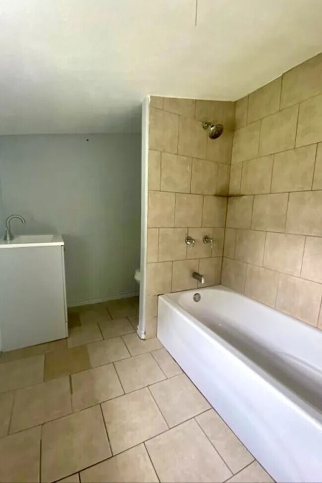 Building Photo - 623 W 5th St